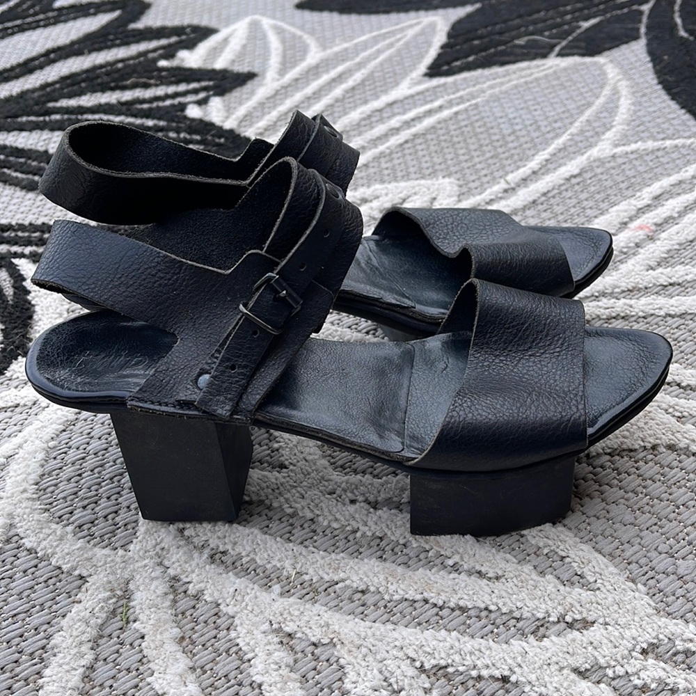 Tripped sandals size 42